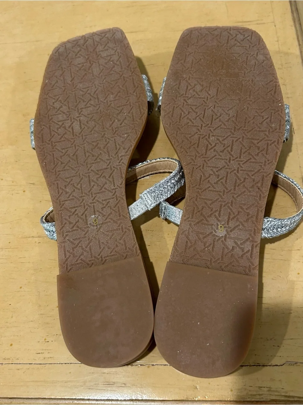 Jewel Badgley mischka  Helena  silver flat women’s sandal in size 9